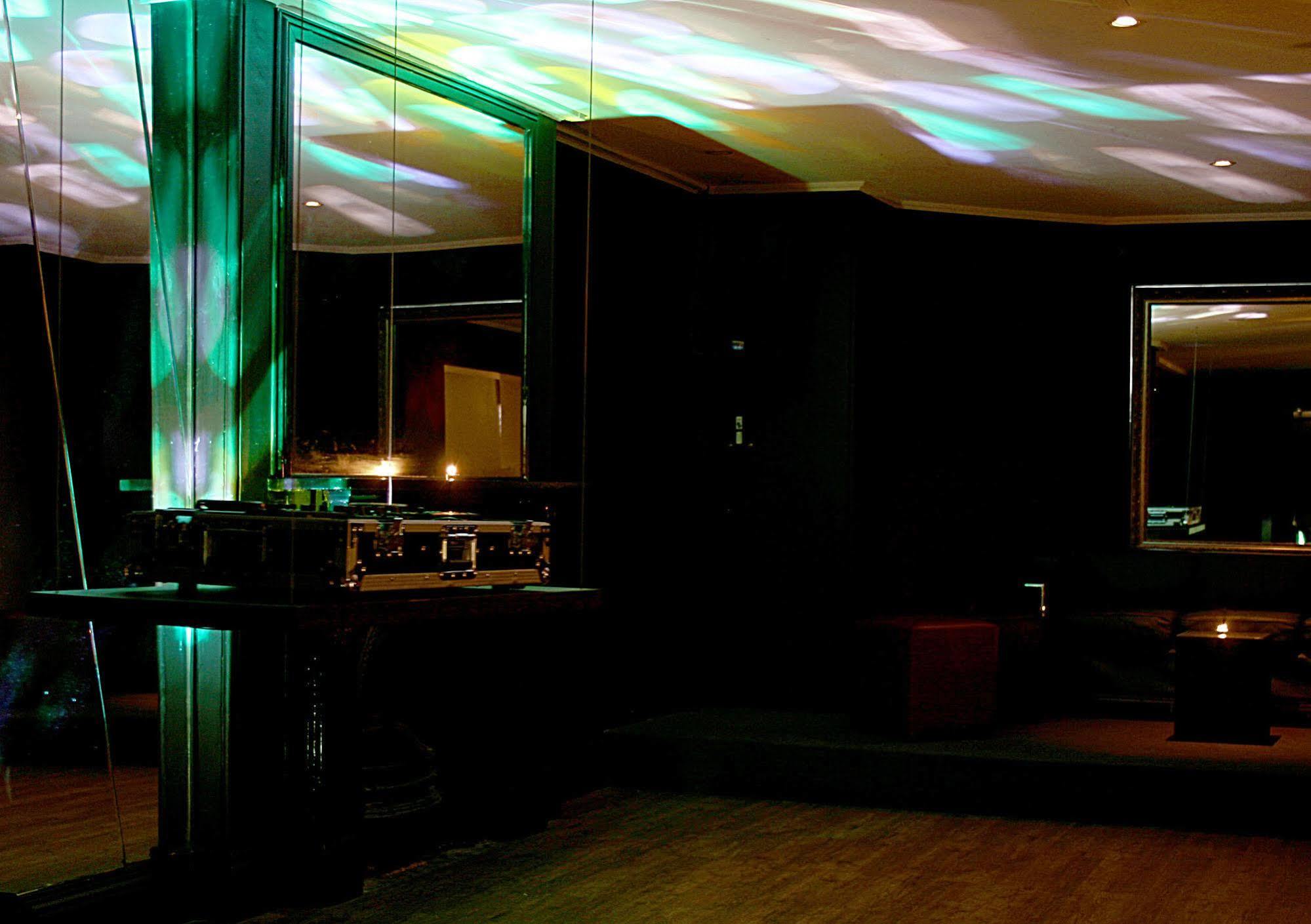 Glenelg Beach Hostel Esterno foto